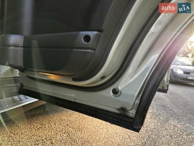 Зелений Ленд Ровер Діскавері, об'ємом двигуна 2.7 л та пробігом 192 тис. км за 14500 $, фото 71 на Automoto.ua