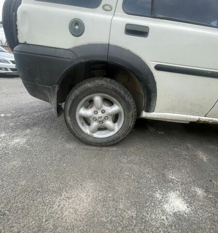 Белый Ленд Ровер Фрилендер, объемом двигателя 2 л и пробегом 213 тыс. км за 2500 $, фото 2 на Automoto.ua