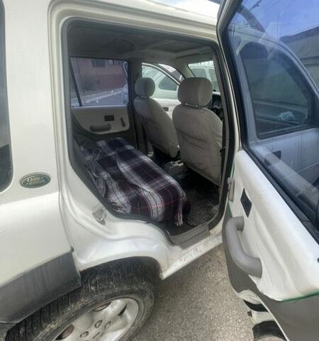 Белый Ленд Ровер Фрилендер, объемом двигателя 2 л и пробегом 213 тыс. км за 2500 $, фото 3 на Automoto.ua