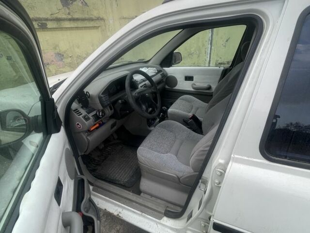 Білий Ленд Ровер Freelander, об'ємом двигуна 2 л та пробігом 213 тис. км за 2500 $, фото 5 на Automoto.ua