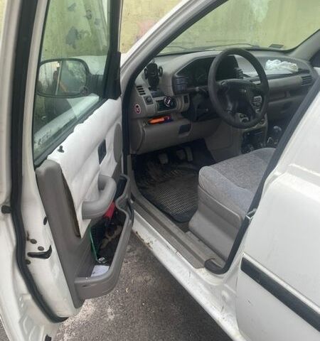 Белый Ленд Ровер Фрилендер, объемом двигателя 2 л и пробегом 213 тыс. км за 2500 $, фото 10 на Automoto.ua