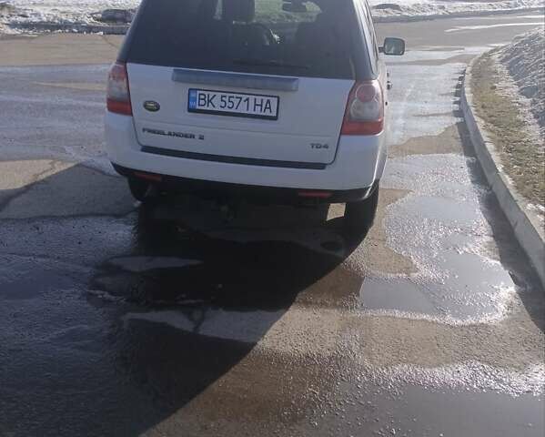 Белый Ленд Ровер Фрилендер, объемом двигателя 2.2 л и пробегом 281 тыс. км за 11400 $, фото 1 на Automoto.ua