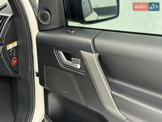 Белый Ленд Ровер Фрилендер, объемом двигателя 2.2 л и пробегом 190 тыс. км за 11500 $, фото 75 на Automoto.ua