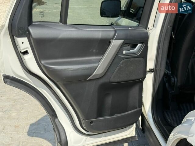 Белый Ленд Ровер Фрилендер, объемом двигателя 2.18 л и пробегом 190 тыс. км за 11300 $, фото 47 на Automoto.ua