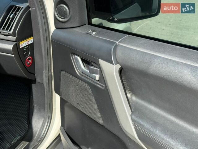 Белый Ленд Ровер Фрилендер, объемом двигателя 2.18 л и пробегом 190 тыс. км за 11300 $, фото 13 на Automoto.ua