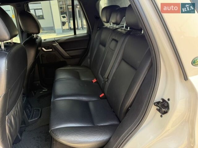 Белый Ленд Ровер Фрилендер, объемом двигателя 2.18 л и пробегом 190 тыс. км за 11300 $, фото 48 на Automoto.ua