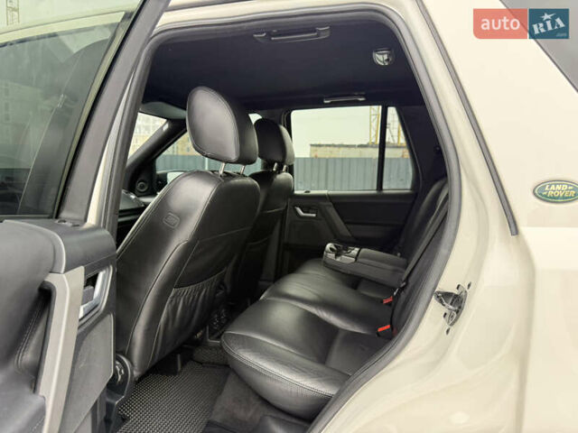 Белый Ленд Ровер Фрилендер, объемом двигателя 2.2 л и пробегом 190 тыс. км за 11500 $, фото 49 на Automoto.ua