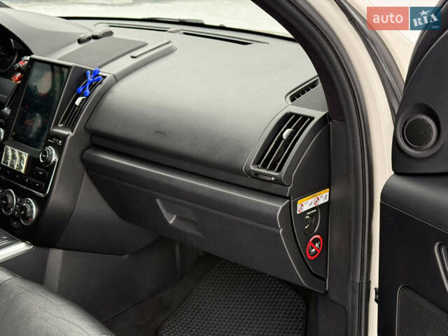 Белый Ленд Ровер Фрилендер, объемом двигателя 2.2 л и пробегом 190 тыс. км за 11500 $, фото 70 на Automoto.ua