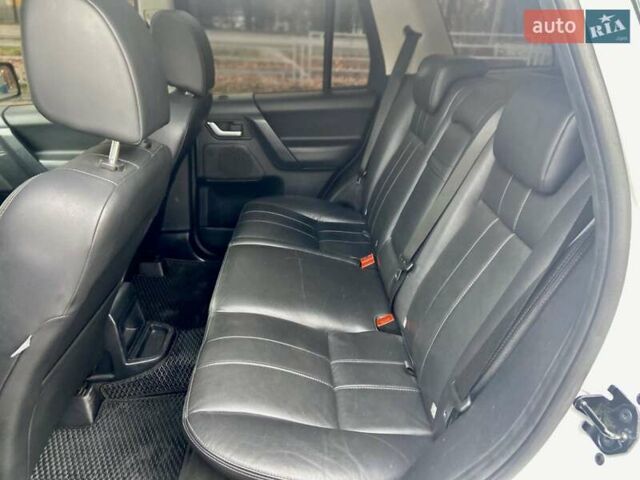 Білий Ленд Ровер Freelander, об'ємом двигуна 2.2 л та пробігом 240 тис. км за 12500 $, фото 26 на Automoto.ua