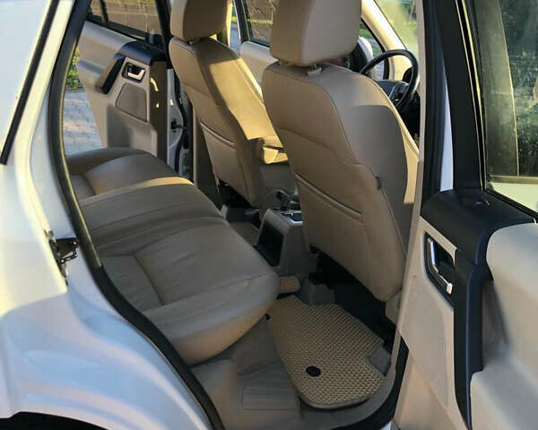 Білий Ленд Ровер Freelander, об'ємом двигуна 3.2 л та пробігом 165 тис. км за 13700 $, фото 6 на Automoto.ua