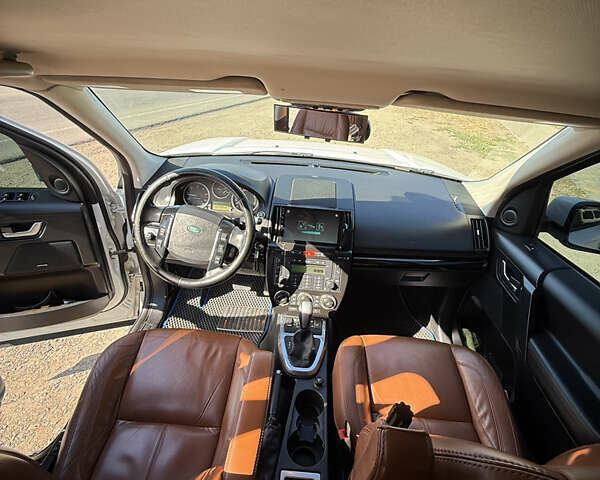 Білий Ленд Ровер Freelander, об'ємом двигуна 2.18 л та пробігом 170 тис. км за 12999 $, фото 6 на Automoto.ua