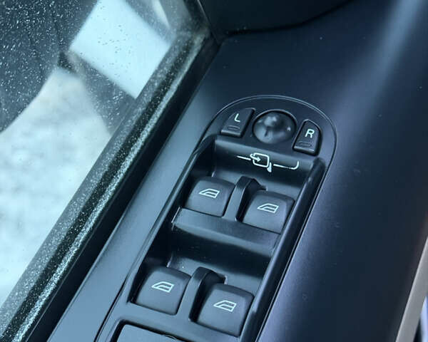 Білий Ленд Ровер Freelander, об'ємом двигуна 2.18 л та пробігом 235 тис. км за 14499 $, фото 23 на Automoto.ua