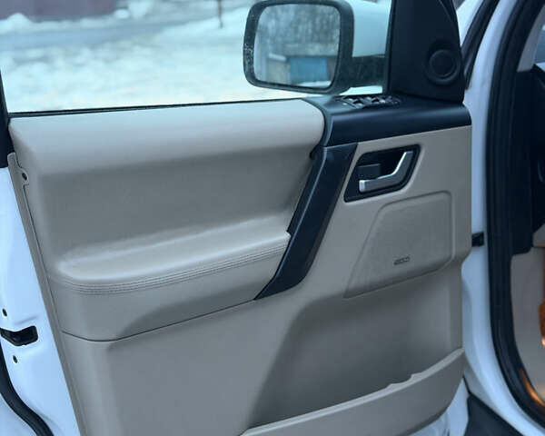 Білий Ленд Ровер Freelander, об'ємом двигуна 2.18 л та пробігом 235 тис. км за 14499 $, фото 11 на Automoto.ua