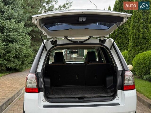 Білий Ленд Ровер Freelander, об'ємом двигуна 2.18 л та пробігом 295 тис. км за 13700 $, фото 35 на Automoto.ua