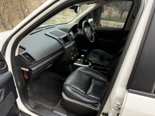 Белый Ленд Ровер Фрилендер, объемом двигателя 2.2 л и пробегом 225 тыс. км за 5000 $, фото 9 на Automoto.ua