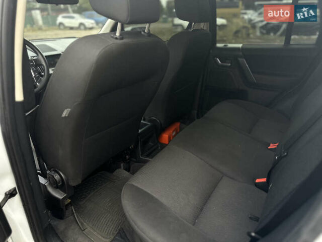 Білий Ленд Ровер Freelander, об'ємом двигуна 2.18 л та пробігом 216 тис. км за 11200 $, фото 8 на Automoto.ua