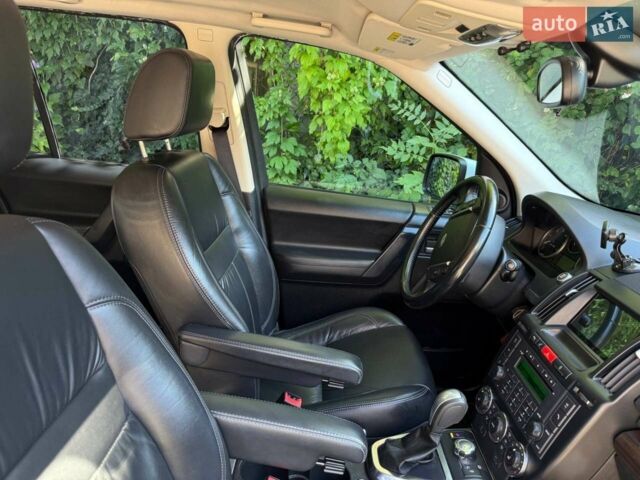 Білий Ленд Ровер Freelander, об'ємом двигуна 2.18 л та пробігом 180 тис. км за 13700 $, фото 6 на Automoto.ua