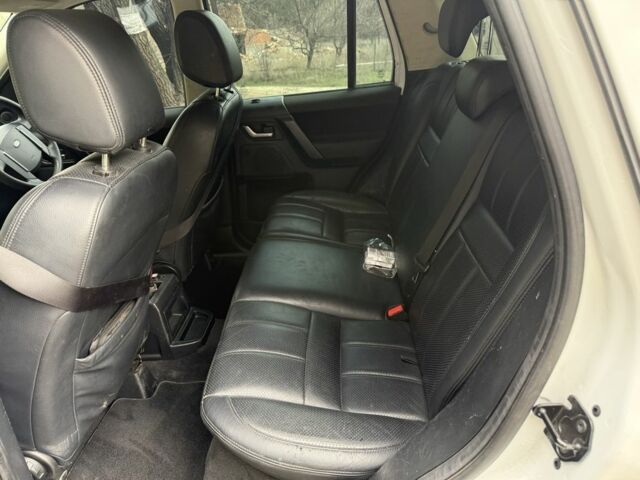 Белый Ленд Ровер Фрилендер, объемом двигателя 2.2 л и пробегом 225 тыс. км за 5000 $, фото 10 на Automoto.ua