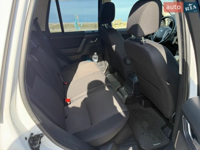 Білий Ленд Ровер Freelander, об'ємом двигуна 2.18 л та пробігом 85 тис. км за 16000 $, фото 9 на Automoto.ua
