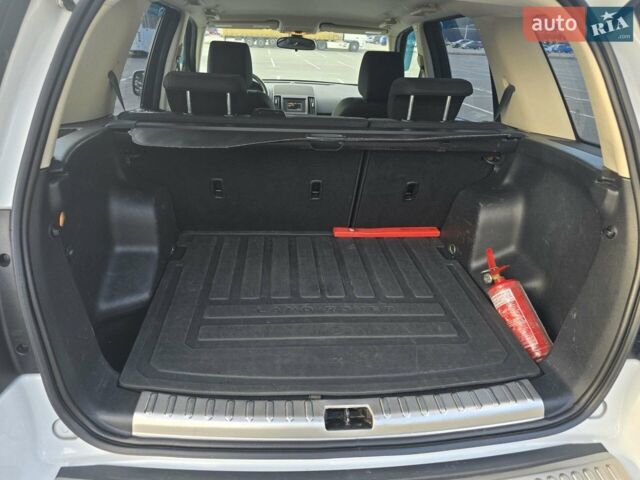 Білий Ленд Ровер Freelander, об'ємом двигуна 2.18 л та пробігом 262 тис. км за 12000 $, фото 2 на Automoto.ua