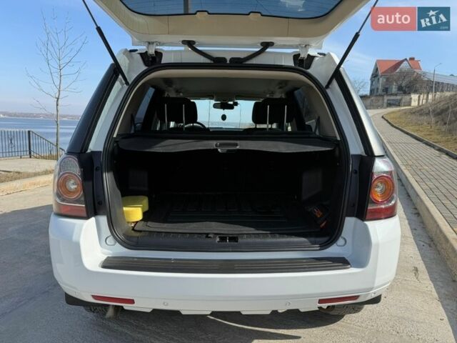 Белый Ленд Ровер Фрилендер, объемом двигателя 2.18 л и пробегом 85 тыс. км за 16500 $, фото 6 на Automoto.ua