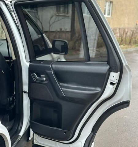 Белый Ленд Ровер Фрилендер, объемом двигателя 2.18 л и пробегом 275 тыс. км за 14200 $, фото 26 на Automoto.ua