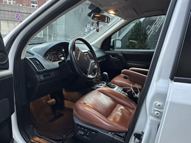 Білий Ленд Ровер Freelander, об'ємом двигуна 2.2 л та пробігом 288 тис. км за 12700 $, фото 6 на Automoto.ua