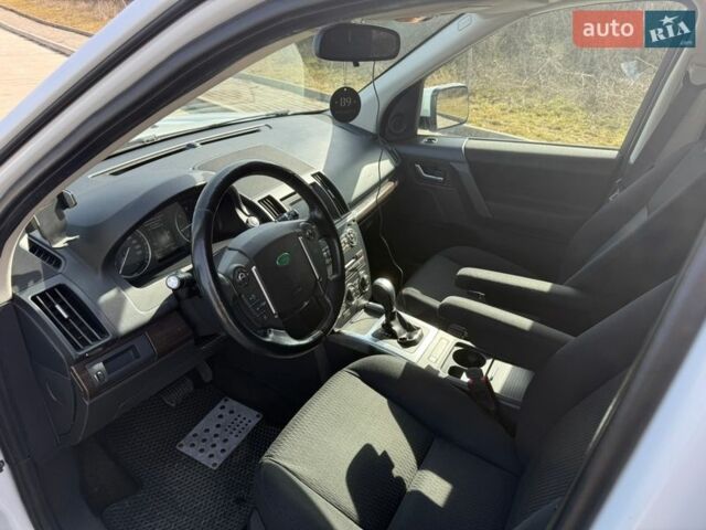 Белый Ленд Ровер Фрилендер, объемом двигателя 2.18 л и пробегом 85 тыс. км за 16500 $, фото 12 на Automoto.ua