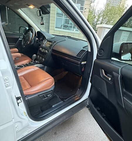 Белый Ленд Ровер Фрилендер, объемом двигателя 2.2 л и пробегом 288 тыс. км за 14000 $, фото 9 на Automoto.ua