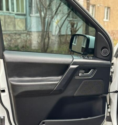 Белый Ленд Ровер Фрилендер, объемом двигателя 2.18 л и пробегом 275 тыс. км за 14200 $, фото 17 на Automoto.ua