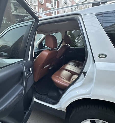 Белый Ленд Ровер Фрилендер, объемом двигателя 2.2 л и пробегом 288 тыс. км за 14000 $, фото 7 на Automoto.ua