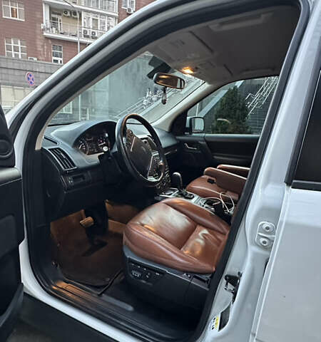 Белый Ленд Ровер Фрилендер, объемом двигателя 2.2 л и пробегом 288 тыс. км за 14000 $, фото 6 на Automoto.ua