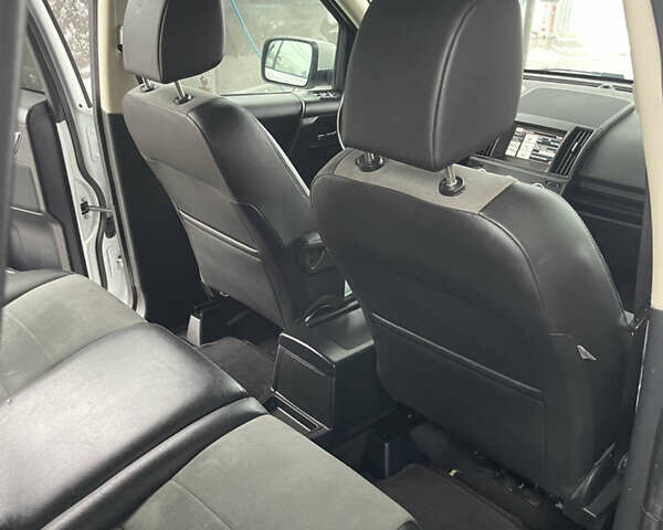 Белый Ленд Ровер Фрилендер, объемом двигателя 2.2 л и пробегом 207 тыс. км за 13950 $, фото 113 на Automoto.ua