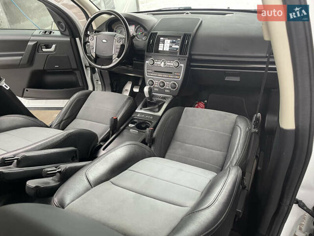 Белый Ленд Ровер Фрилендер, объемом двигателя 2.2 л и пробегом 207 тыс. км за 13950 $, фото 132 на Automoto.ua