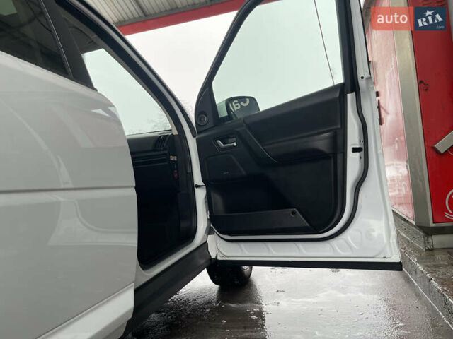 Белый Ленд Ровер Фрилендер, объемом двигателя 2.2 л и пробегом 207 тыс. км за 13950 $, фото 130 на Automoto.ua