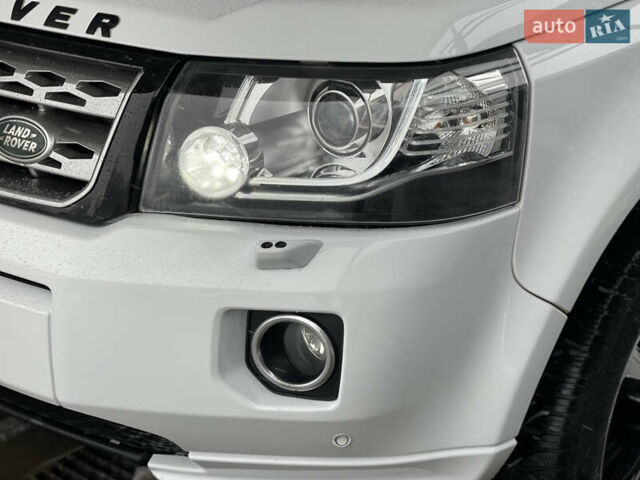 Белый Ленд Ровер Фрилендер, объемом двигателя 2.2 л и пробегом 207 тыс. км за 13950 $, фото 148 на Automoto.ua