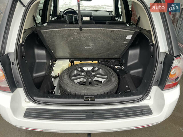 Белый Ленд Ровер Фрилендер, объемом двигателя 2.2 л и пробегом 207 тыс. км за 13950 $, фото 149 на Automoto.ua