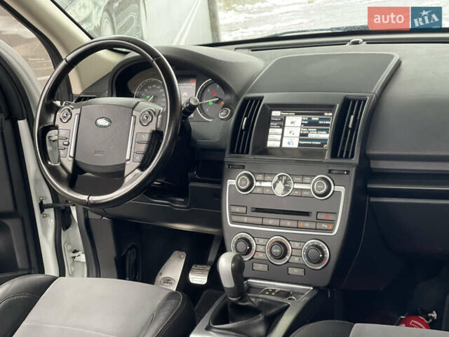 Белый Ленд Ровер Фрилендер, объемом двигателя 2.2 л и пробегом 207 тыс. км за 13950 $, фото 133 на Automoto.ua