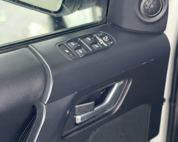 Белый Ленд Ровер Фрилендер, объемом двигателя 2.2 л и пробегом 207 тыс. км за 13950 $, фото 95 на Automoto.ua