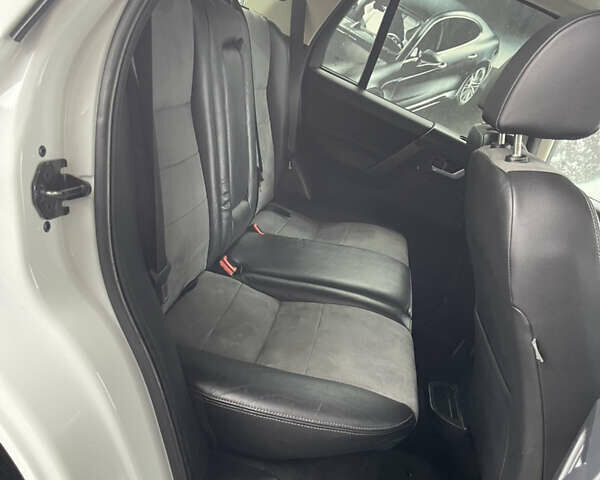 Белый Ленд Ровер Фрилендер, объемом двигателя 2.2 л и пробегом 207 тыс. км за 13950 $, фото 106 на Automoto.ua