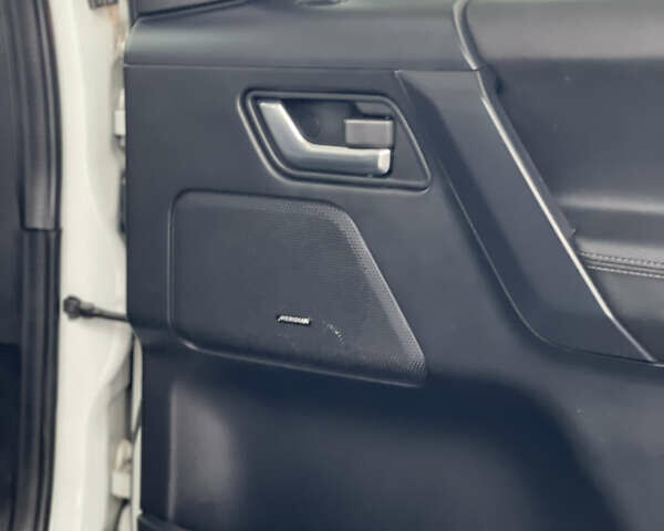 Белый Ленд Ровер Фрилендер, объемом двигателя 2.2 л и пробегом 207 тыс. км за 13950 $, фото 131 на Automoto.ua