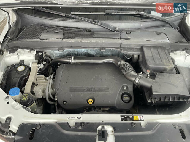 Белый Ленд Ровер Фрилендер, объемом двигателя 2.2 л и пробегом 207 тыс. км за 13950 $, фото 146 на Automoto.ua