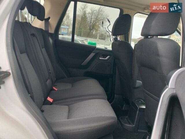 Білий Ленд Ровер Freelander, об'ємом двигуна 2.2 л та пробігом 263 тис. км за 13300 $, фото 45 на Automoto.ua