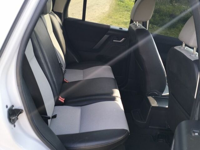 Білий Ленд Ровер Freelander, об'ємом двигуна 2.2 л та пробігом 263 тис. км за 13300 $, фото 22 на Automoto.ua