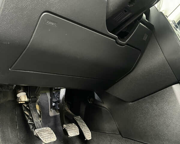 Белый Ленд Ровер Фрилендер, объемом двигателя 2.2 л и пробегом 207 тыс. км за 13950 $, фото 99 на Automoto.ua