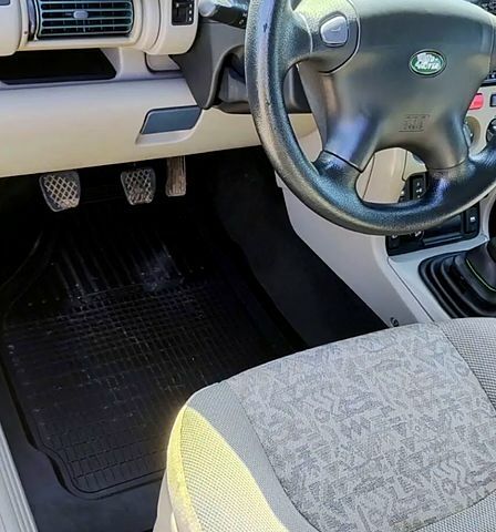 Черный Ленд Ровер Фрилендер, объемом двигателя 1.8 л и пробегом 195 тыс. км за 4300 $, фото 7 на Automoto.ua