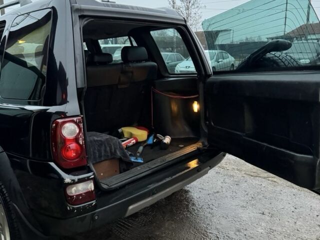 Черный Ленд Ровер Фрилендер, объемом двигателя 2 л и пробегом 300 тыс. км за 1500 $, фото 2 на Automoto.ua