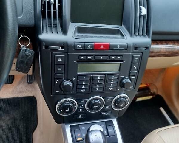 Черный Ленд Ровер Фрилендер, объемом двигателя 2.2 л и пробегом 261 тыс. км за 9700 $, фото 12 на Automoto.ua