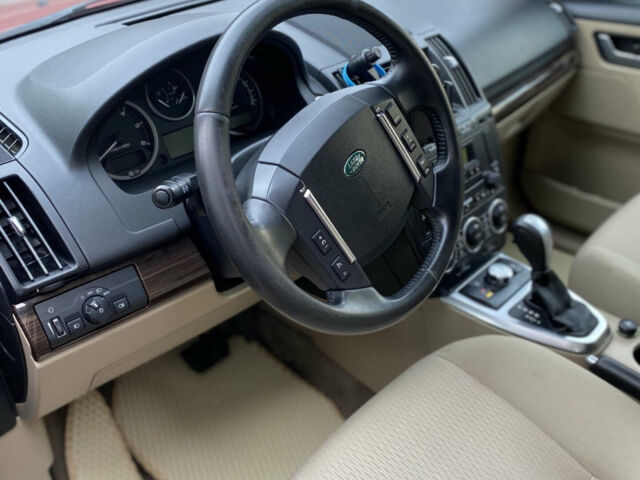 Червоний Ленд Ровер Freelander, об'ємом двигуна 2.2 л та пробігом 170 тис. км за 13300 $, фото 6 на Automoto.ua