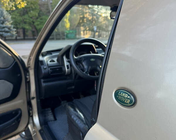 Желтый Ленд Ровер Фрилендер, объемом двигателя 1.95 л и пробегом 364 тыс. км за 7000 $, фото 9 на Automoto.ua